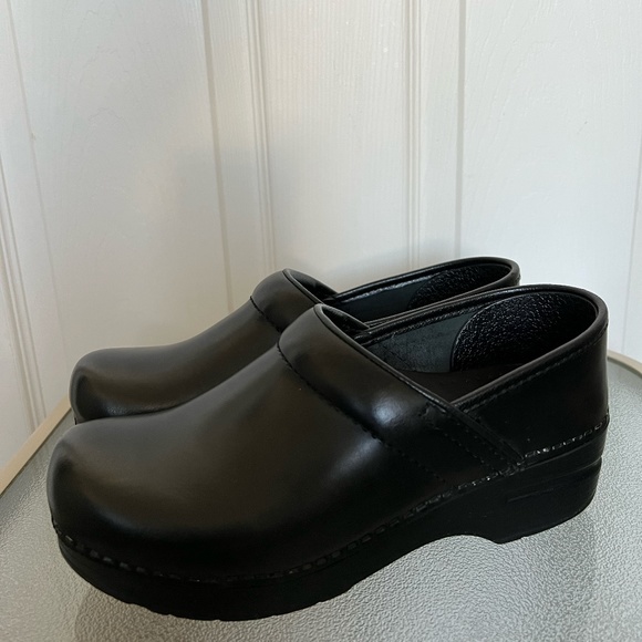 Dansko Shoes - Dansko Black Oiled Leather Professional Clogs Size 7